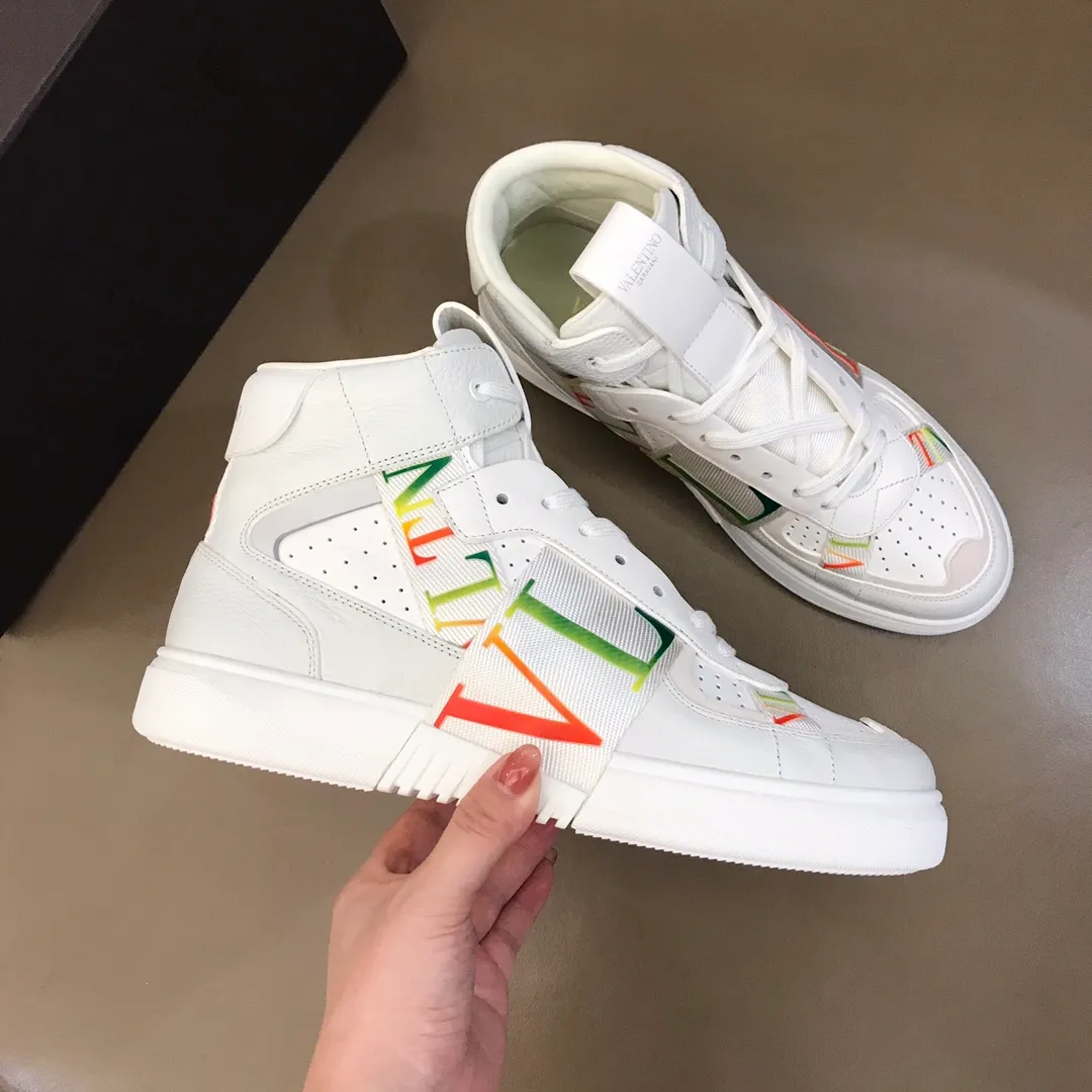 p480 "VALETINO**" new high-top 🆕 calfskin lace-up sneakers. No man should be able to refuse these shoes. The classic color scheme is so handsome! Purchase a high-precision replica of the original version to instantly sell off the market currency! 6 VLTN logo rubber effect straps - Valentino Garavani Logo printed on the back and tongue, all materials are customized to ensure quality! Size: 38-44